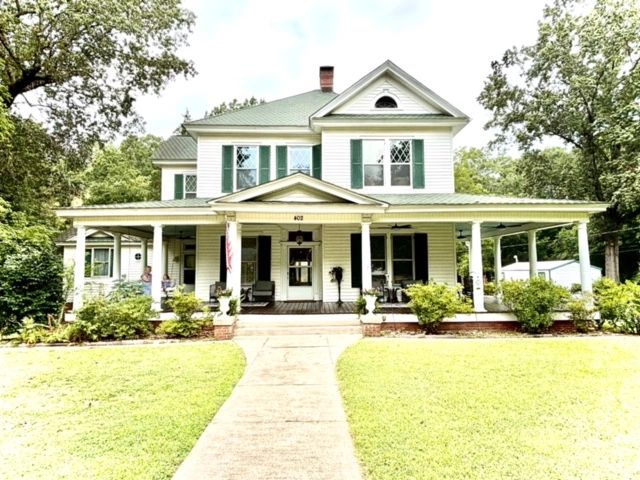 Historic white Viridia property at 402 Mosby Avenue